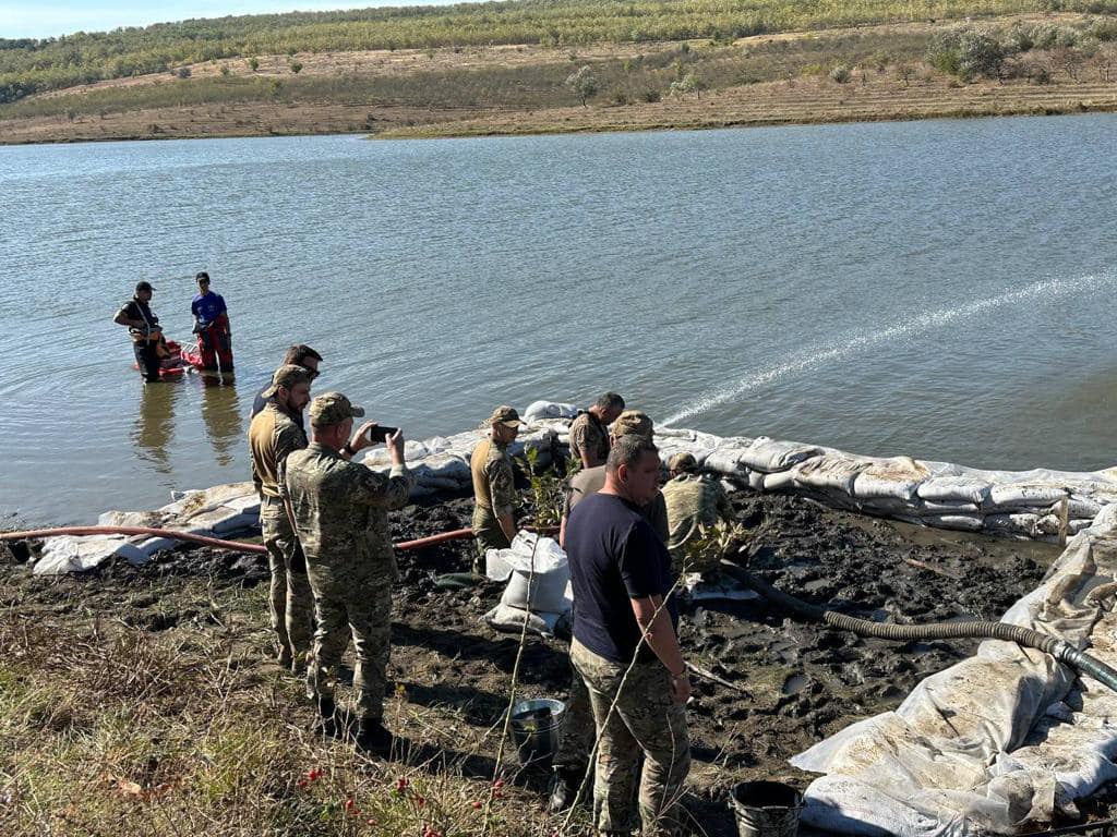 В Молдове в озере нашли обломки ракеты — фото