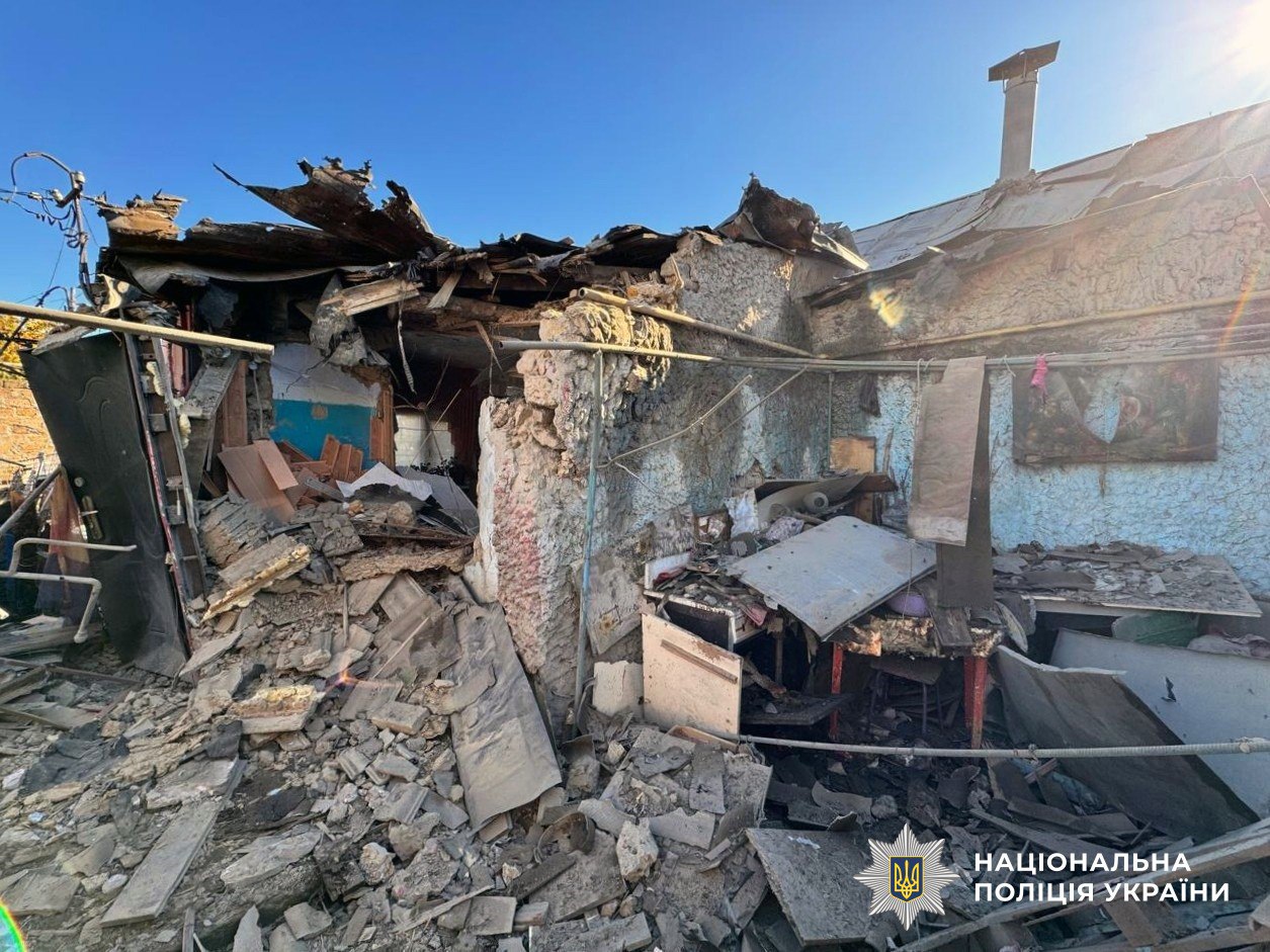 Два человека погибли, 22 пострадали в результате российских обстрелов Херсона и области — фото 5