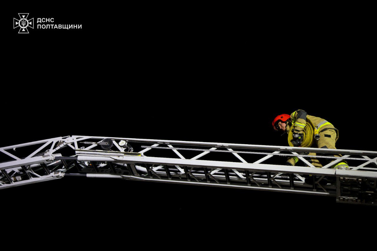 Через російську атаку під Полтавою згорів склад готової продукції одного з підприємств — фото 9