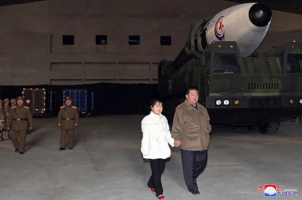 Ким Чен Ын впервые показал дочь на полигоне по испытанию ракеты Hwasongpho-17 — фото 3