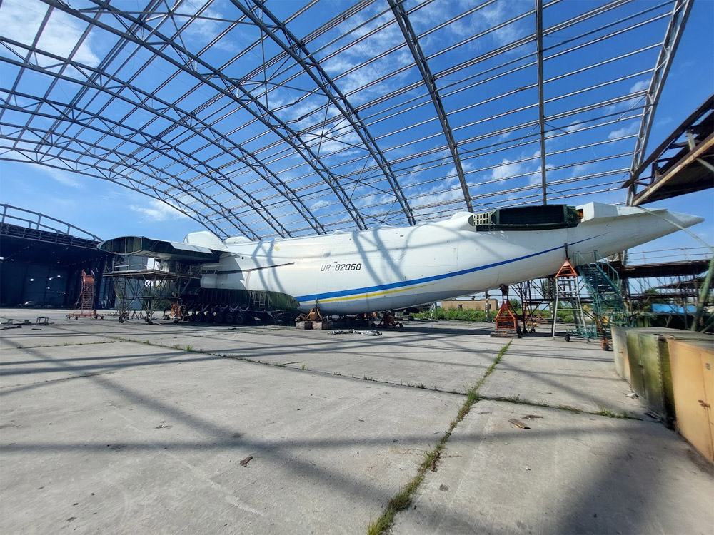 ”Антонов” разбирает самолет Ан-225 Мрия на детали: фото — фото