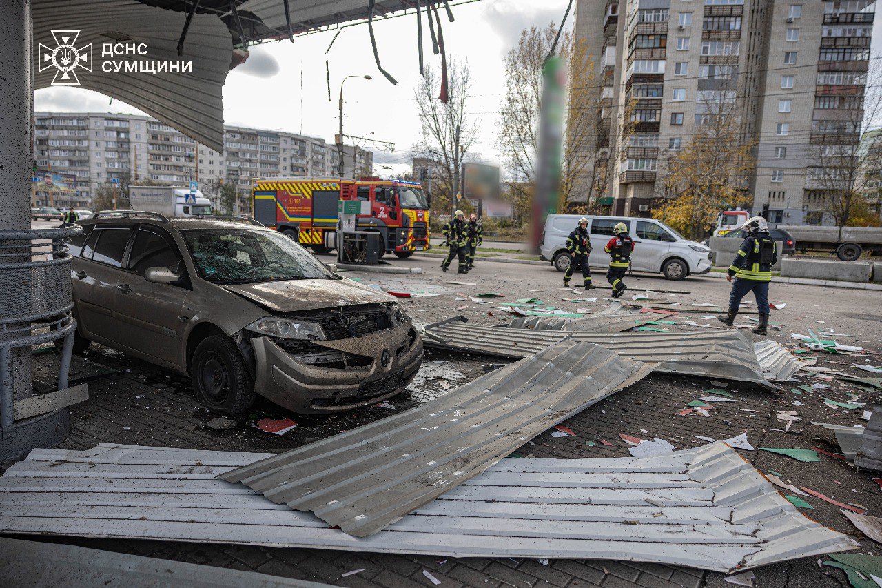 В Сумах россияне атаковали дроном АЗС, пострадали 4 человека: кадры — фото 1