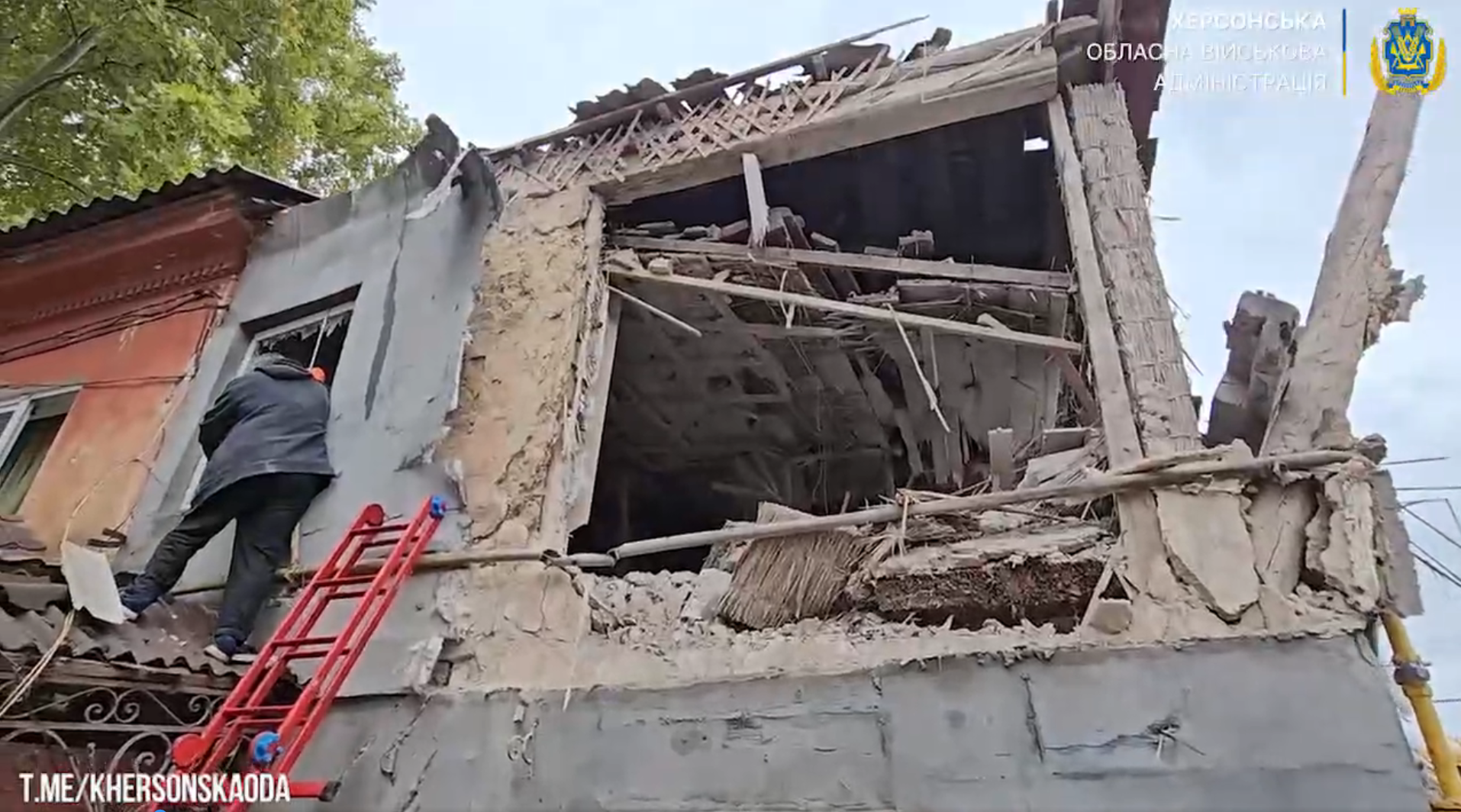 Россияне накрыли огнем жилые дома в Херсоне: есть разрушения — фото 5 Россияне накрыли огнем жилые дома в Херсоне: есть разрушения — фото 5