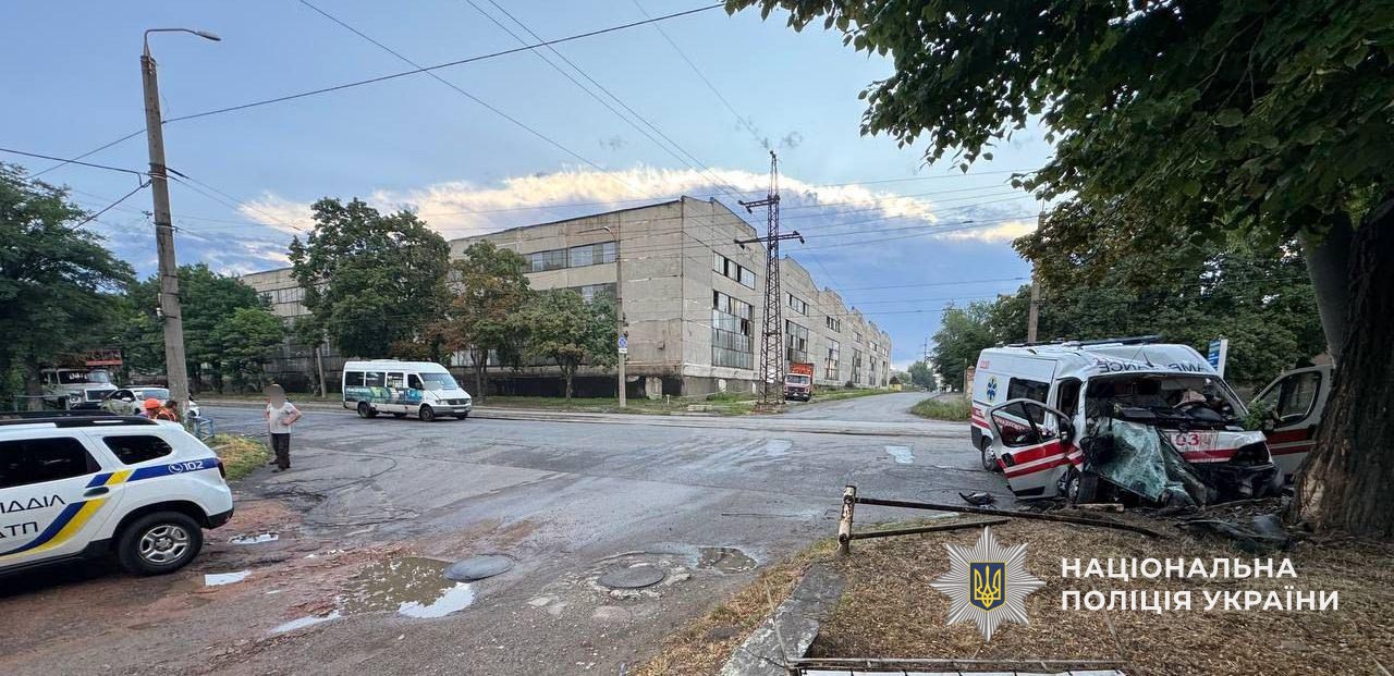 В Днепре ”скорая” съехала с дороги и врезалась в столб: один медик погиб (фото) — фото 2