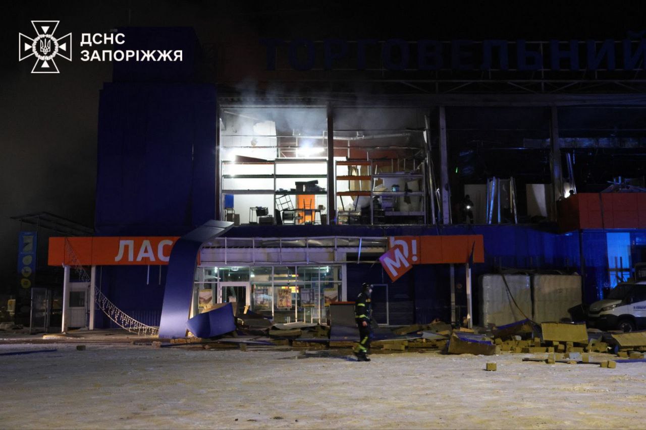 Пошкоджено ТЦ, 39 житлових будинків, поранено людину: наслідки російської атаки на Запоріжжя — фото 1