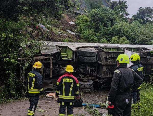 Автобус зірвався у прірву в Колумбії: 13 людей загинули — фото 2