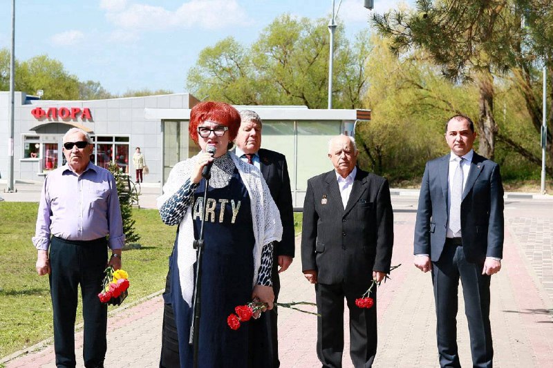 У Росії чиновниця прийшла на жалобний мітинг у сукні з написом ”Party”, а потім зганьбилася з виправданням — фото