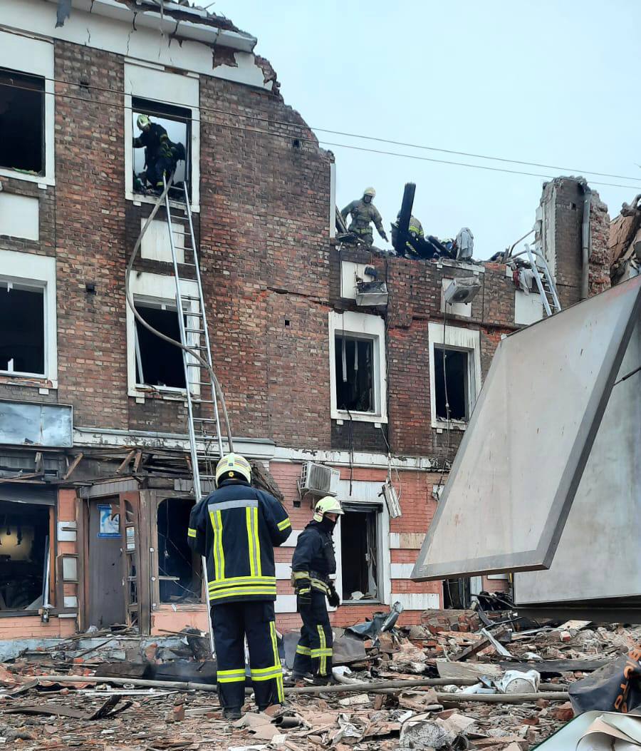 В Харькове из-под завалов жилого дома достали тело ребенка: фото — фото