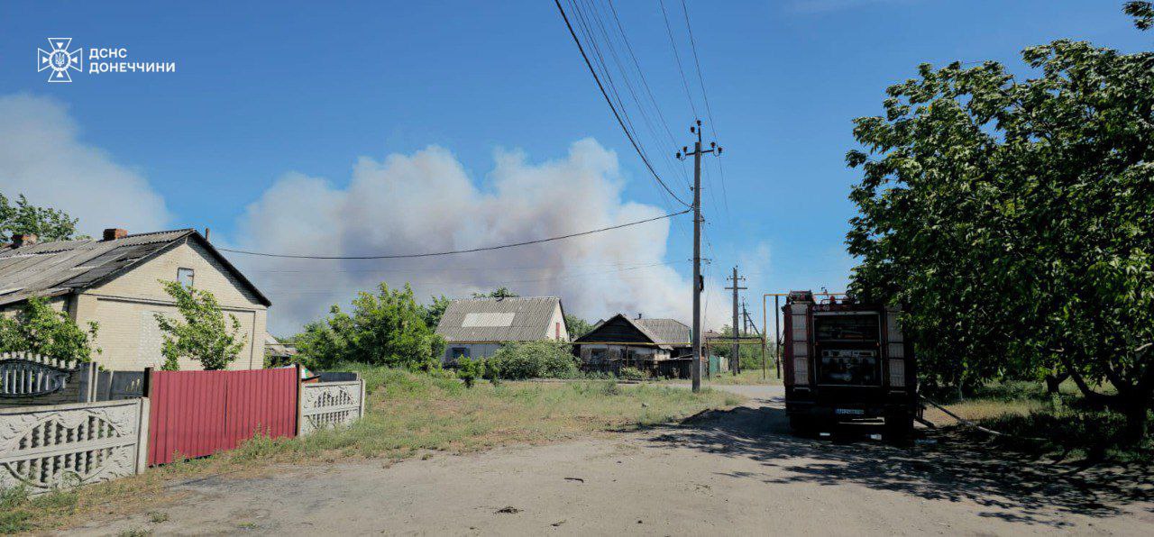 Рятувальникам вдалося загасити масштабну пожежу у лісі під Лиманом після російського обстрілу — фото