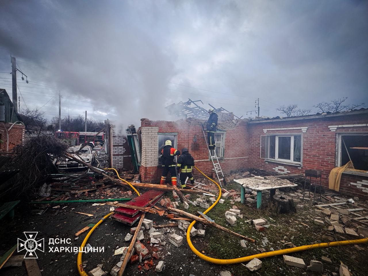 Россияне ударили по АЗС в Харьковской области: 6 человек пострадали (фото) — фото 6