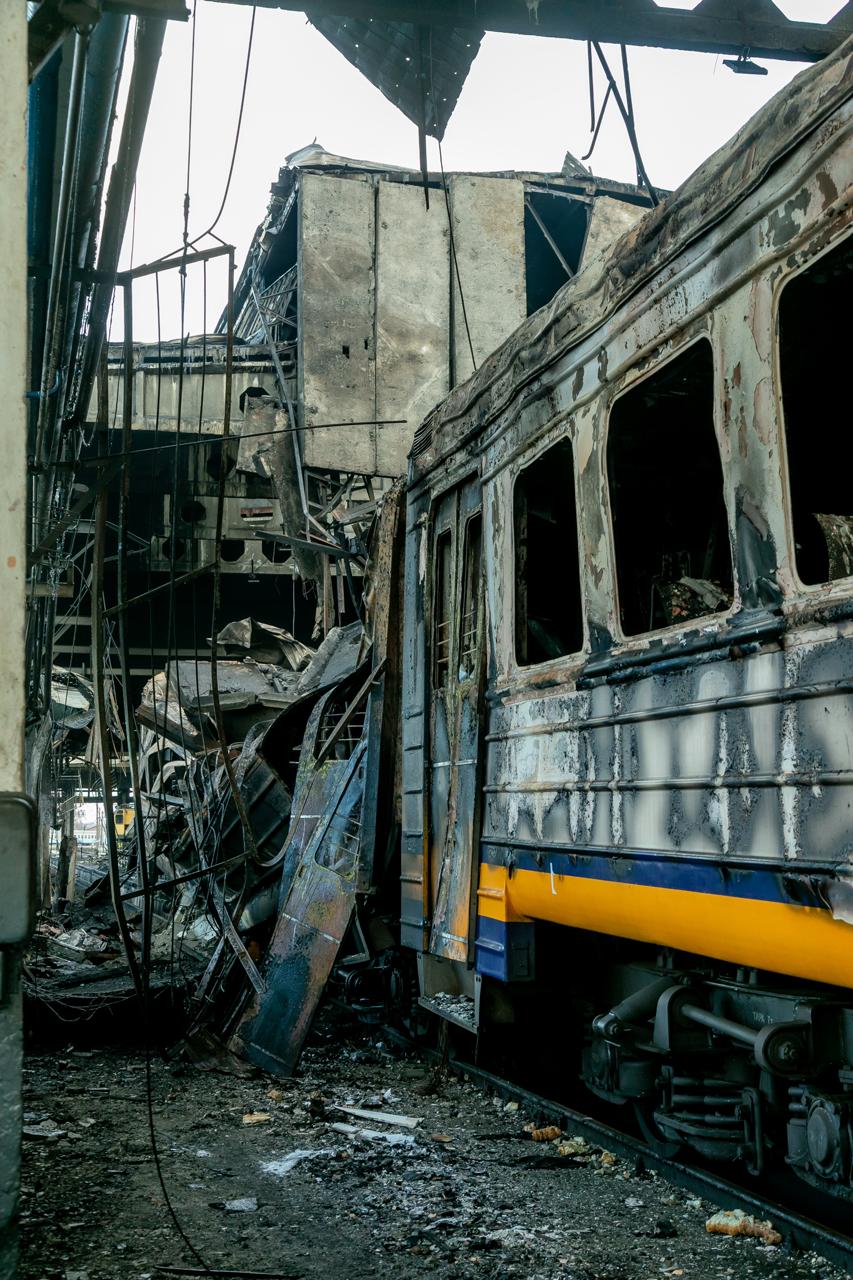 У Фастові російський удар знищив депо та 27 вагонів приміських поїздів: фото — фото 1
