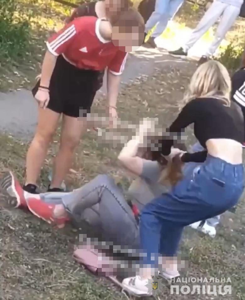 В Киеве трое школьниц избили 15-летнюю девочку - им грозит до 4 лет — фото 3