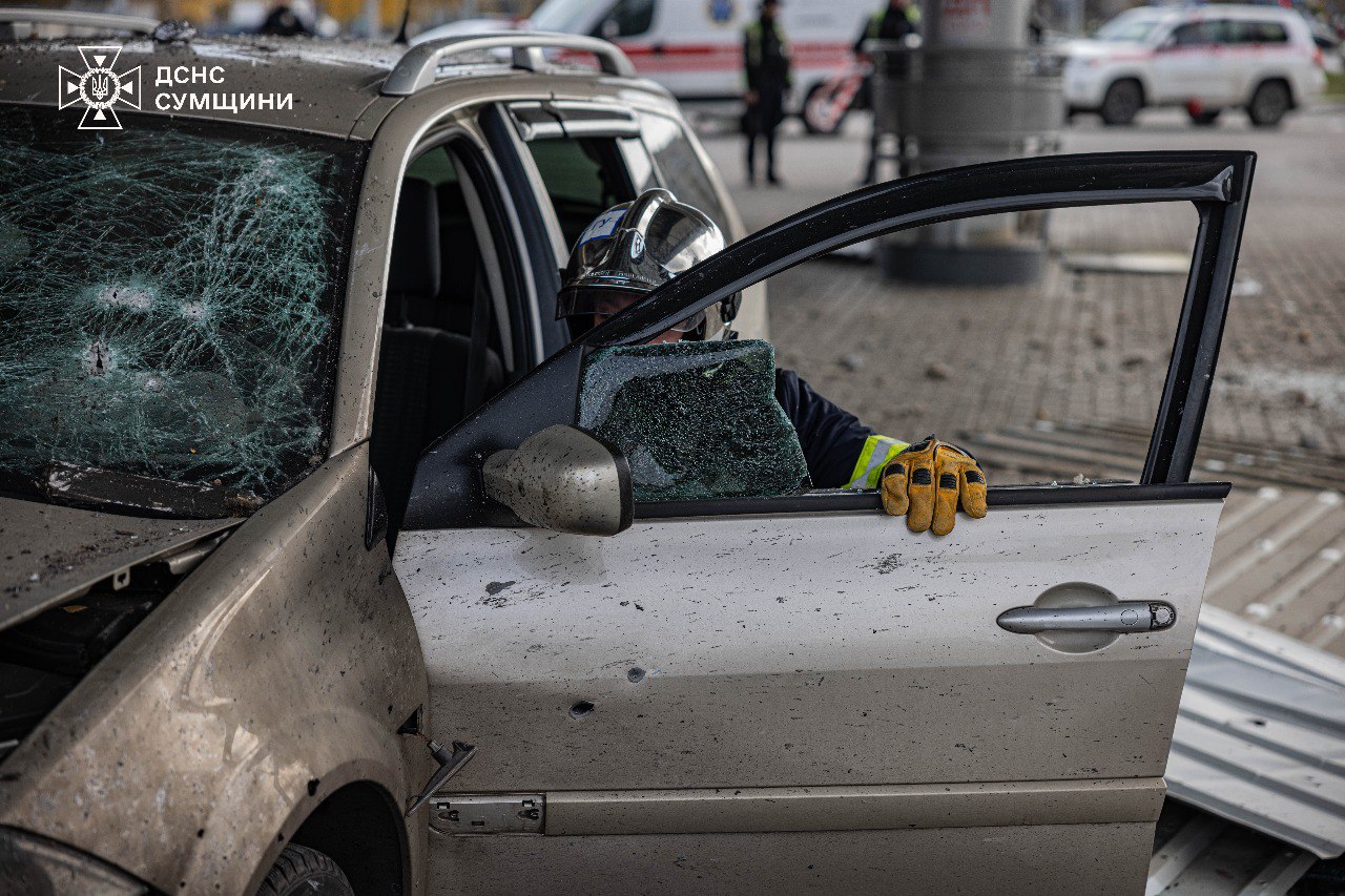 В Сумах россияне атаковали дроном АЗС, пострадали 4 человека: кадры — фото 4