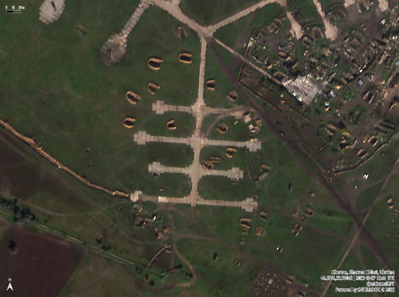 Россияне вывели всю технику с аэродрома в Чернобаевке: фото — фото 2