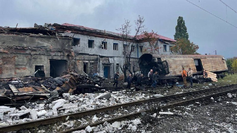 Оккупанты ударили по ж/д вокзалу в Харькове, уничтожив вагоны-рефрижераторы с телами своих военных — фото 2