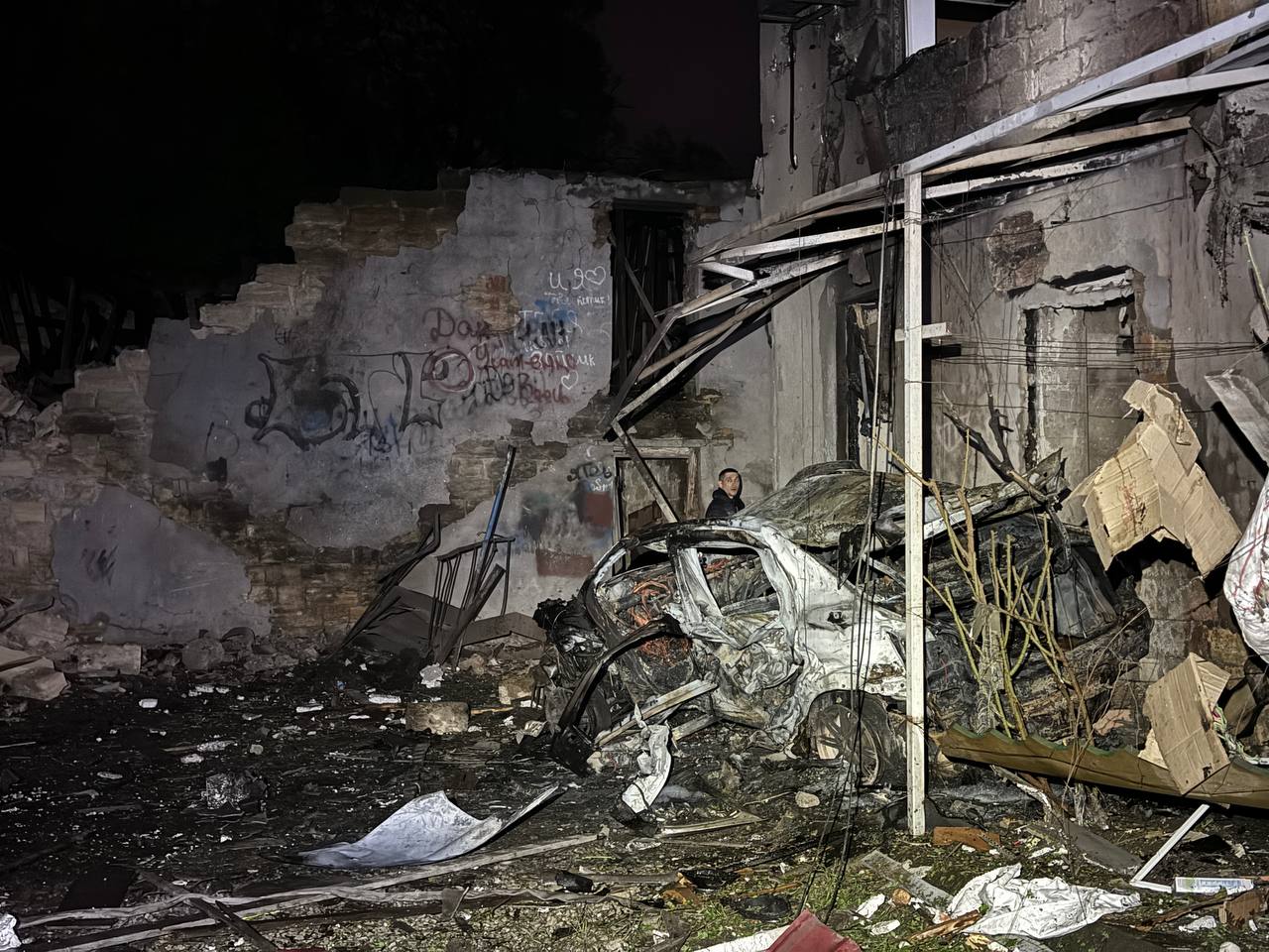 Девять человек пострадали при очередном обстреле Одессы: фото, видео — фото 3