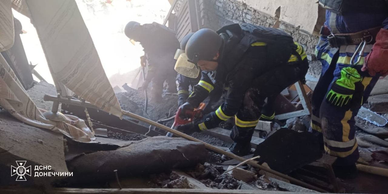 У Краматорську з-під завалів житлового будинку врятували чоловіка: фото — фото 1