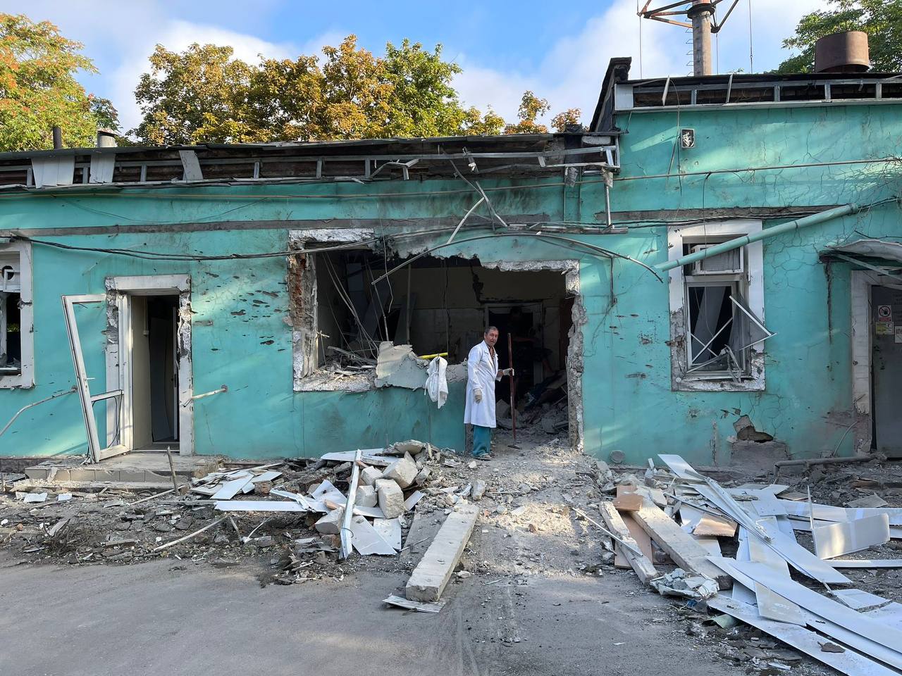 Россияне повторно обстреляли больницу в Херсоне, где накануне убили врача: пострадал морг — фото