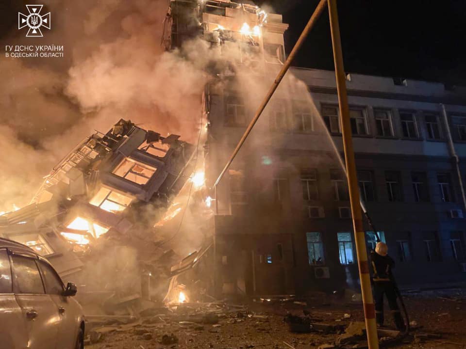 Спасатели показали, как тушили пожар после ракетного удара по Одессе: видео — фото 7