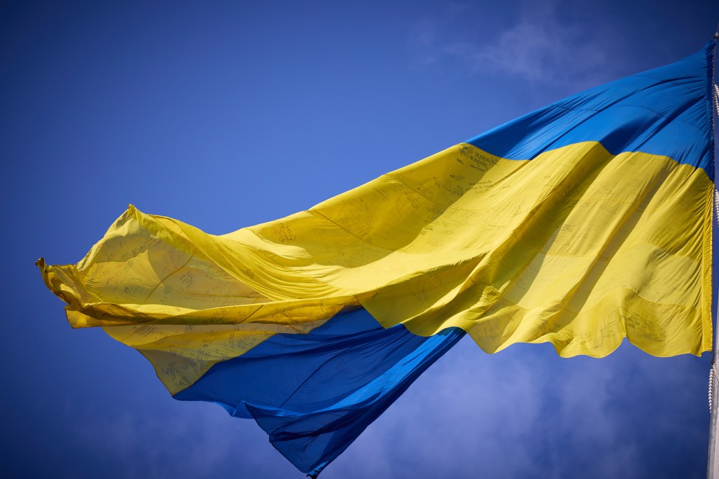 У Києві з нагоди Дня Державного прапора підняли унікальний стяг: фото — фото
