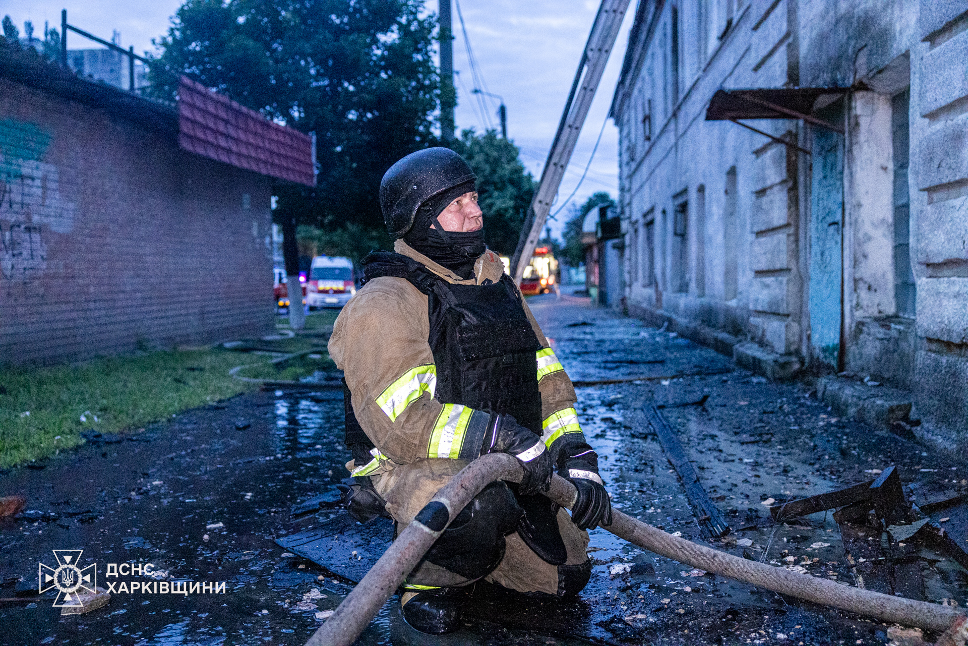 Нічна атака російських БПЛА спровокувала пожежі на Харківщині: троє постраждалих — фото 9