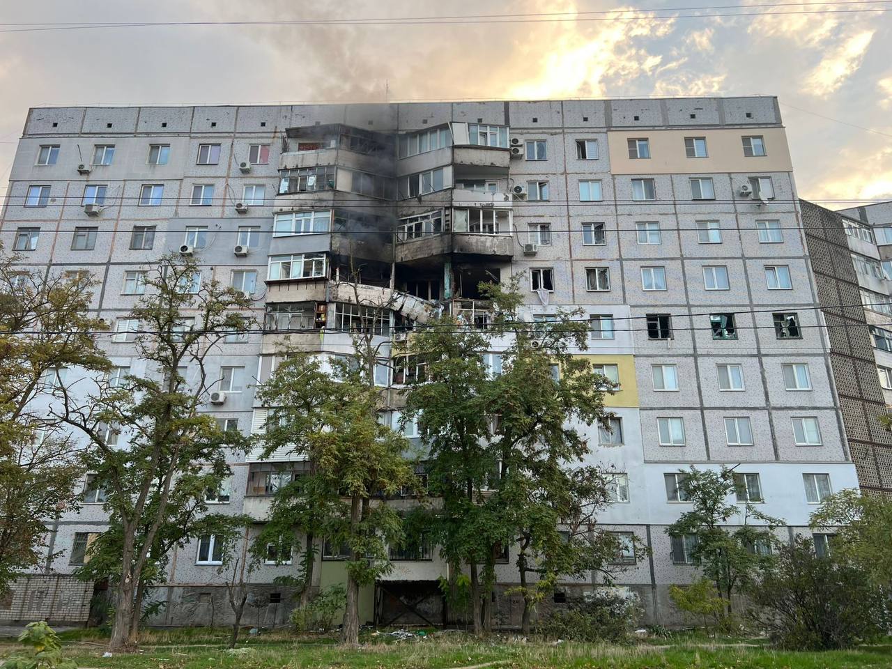 Две женщины погибли в результате российского обстрела Херсона (фото) — фото 3