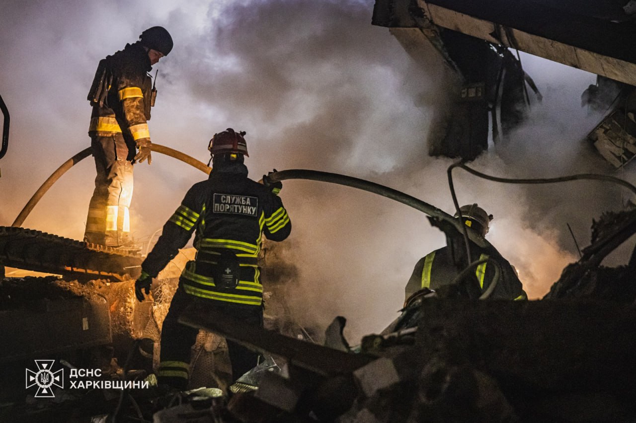 В Харькове среди руин разрушенного российским ударом дома нашли тело женщины — фото 5