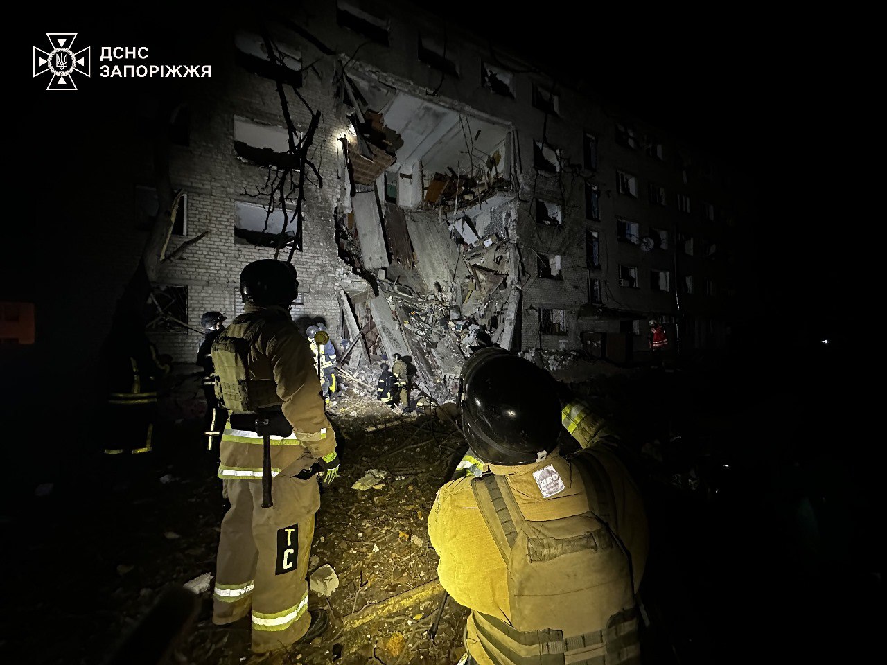Під завалами гуртожитку у Запоріжжі перебуває 1 особа, постраждали 17: кадри з місця — фото 6 Під завалами гуртожитку у Запоріжжі перебуває 1 особа, постраждали 17: кадри з місця — фото 6