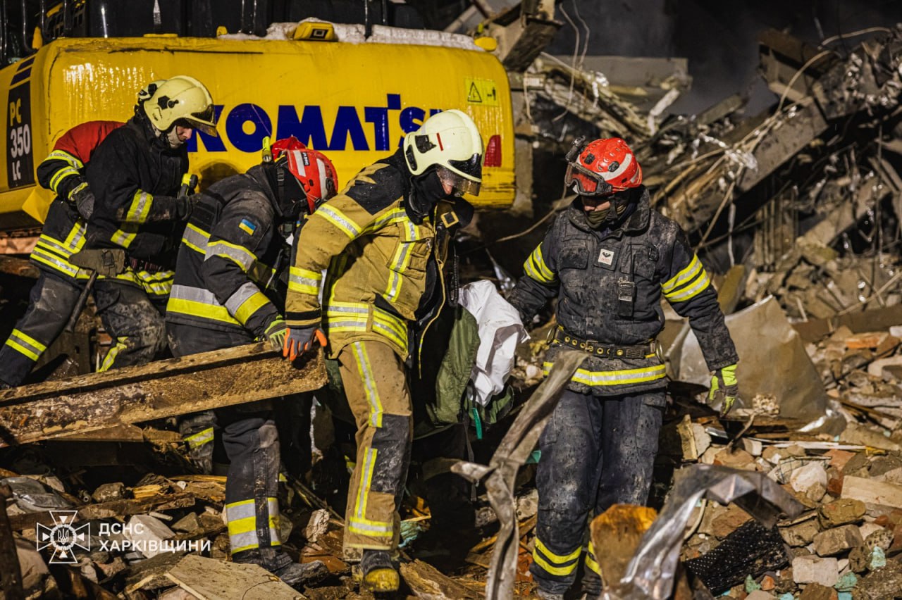 В Харькове среди руин разрушенного российским ударом дома нашли тело женщины — фото 9