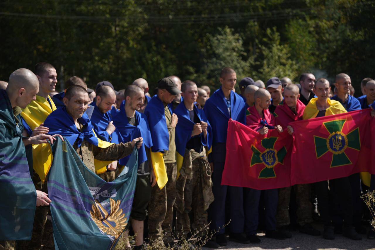 Зеленський та Лубінець підтвердили обмін полоненими, додому повернулися 115 людей: фото — фото 7