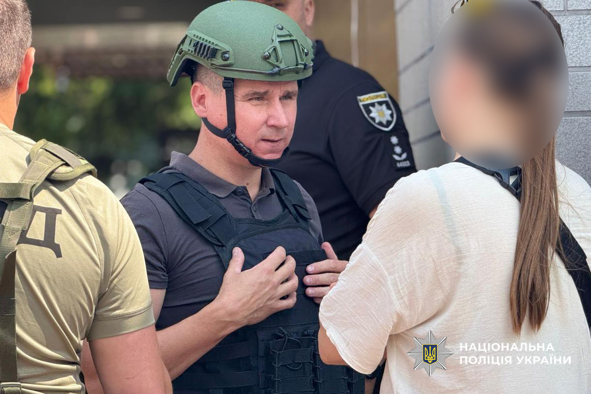 Полиция задержала мужчину, который устроил стрельбу в McDonald's: он ранил сам себя — фото 6