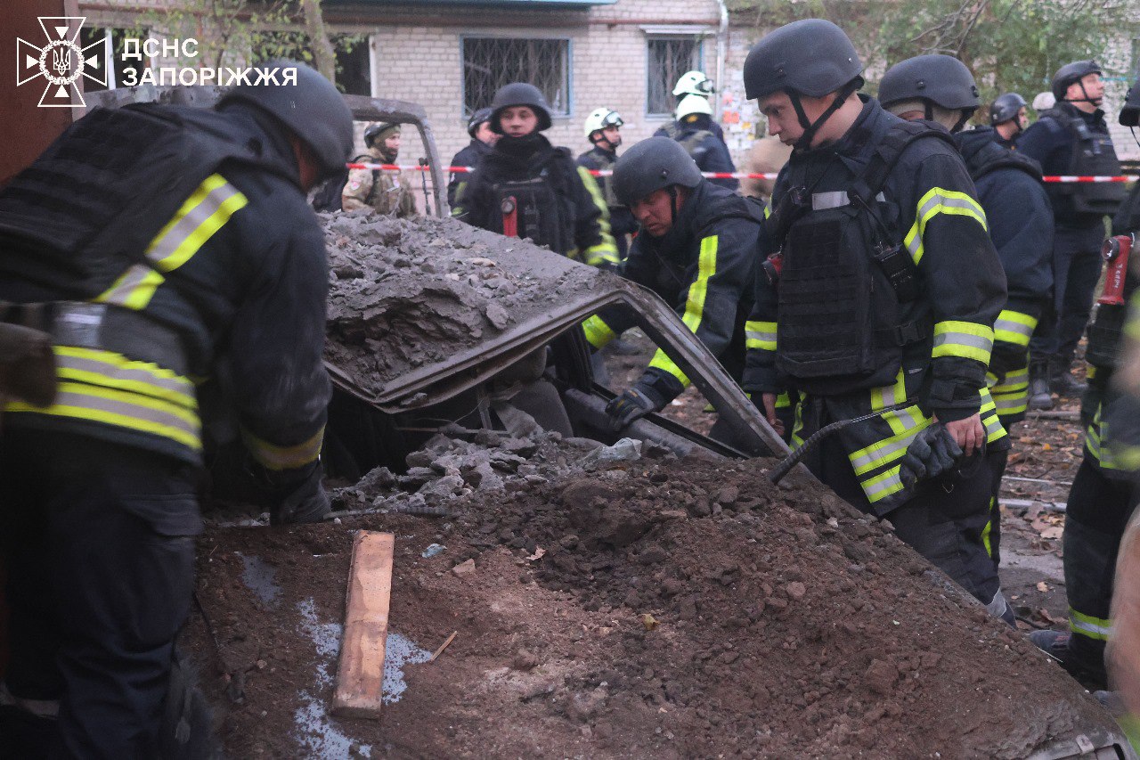 Під завалами гуртожитку у Запоріжжі перебуває 1 особа, постраждали 17: кадри з місця — фото 2 Під завалами гуртожитку у Запоріжжі перебуває 1 особа, постраждали 17: кадри з місця — фото 2