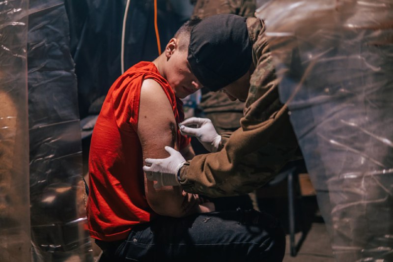 Эти фото должен видеть весь мир! Раненые бойцы выживают на ”Азовстали” в антисанитарии и без медикаментов — фото 8