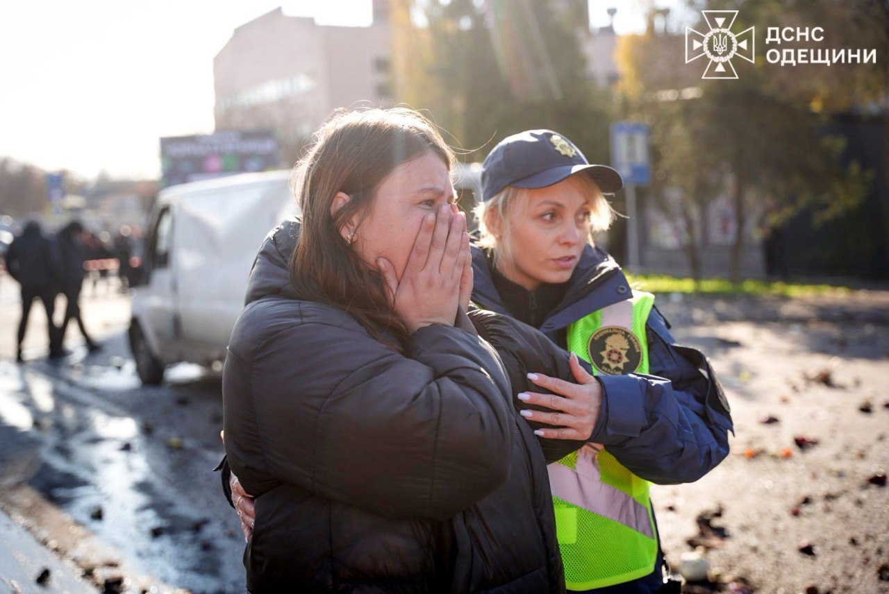 До 10 осіб збільшилася кількість постраждалих під час удару біля ринку в Чорноморську (фото) — фото 5
