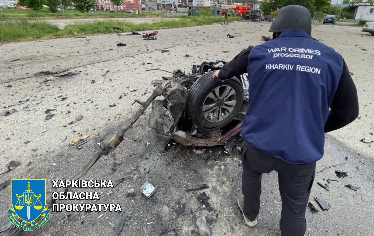 Появились кадры последствий обстрела Харькова: водителю троллейбуса ампутировало ноги — фото 12