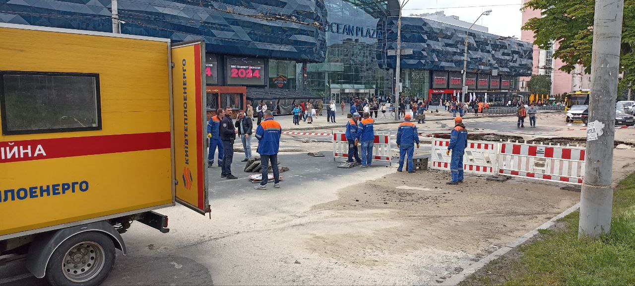 Прорыв трубопровода возле ТЦ Ocean Plaza в Киеве: место повреждения локализовано — фото 2