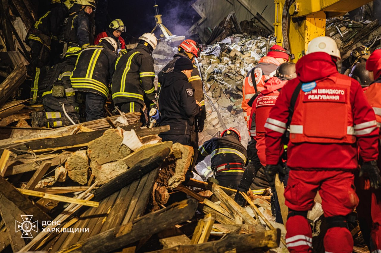 В Харькове среди руин разрушенного российским ударом дома нашли тело женщины — фото 2