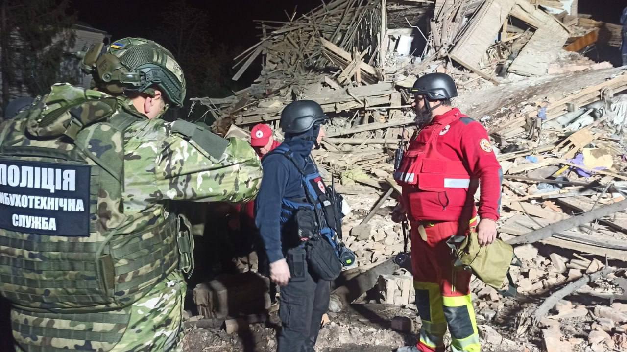 В Харькове ракеты попали по месту дислокации полицейских: есть погибшие — фото 7