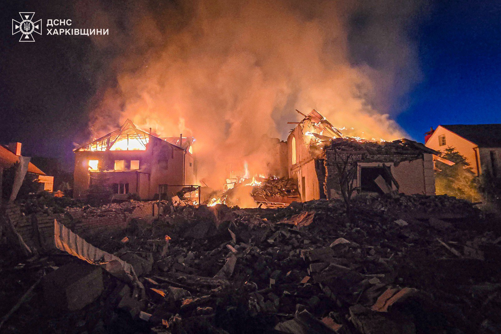 Росіяни вдарили ракетами по житловому сектору у Харкові: кадри наслідків — фото 1