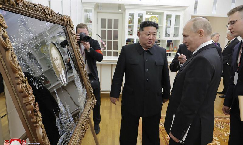Ким Чен Ын подарил Путину его портрет, который напоминает надгробие: фото — фото 1