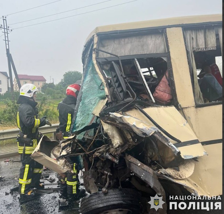 На Львівщині фура зіткнулася з автобусом: 4 загиблих, 7 поранених — фото 5