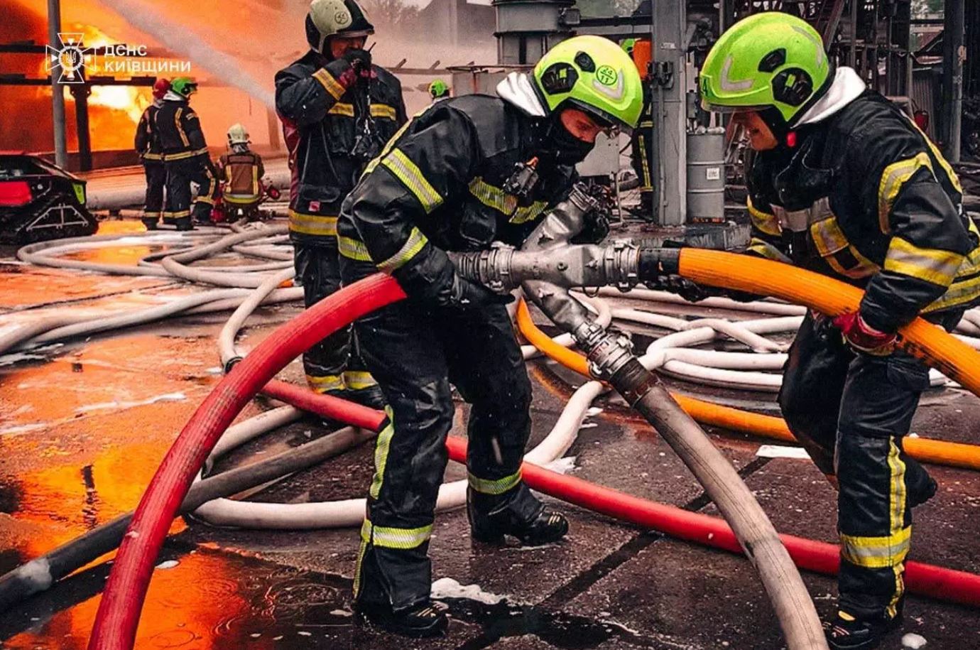 На Київщині нарешті загасили пожежу на промисловому об'єкті — фото 3