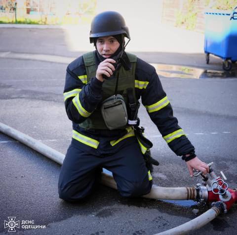 В Одесі рятувальник загинув під час гасіння потужної пожежі у самому центрі міста: фото — фото 10