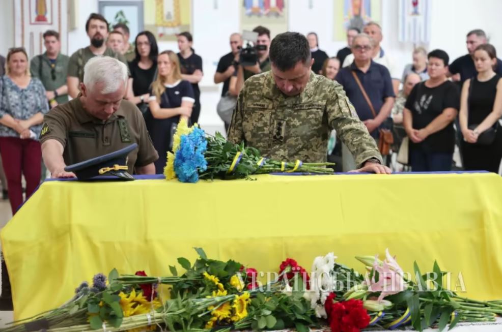 У Києві проходить церемонія прощання з льотчиком ”Джусом”: фото — фото