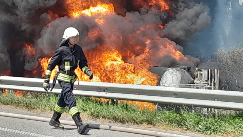 На трассе Киев-Харьков взорвался бензовоз: есть погибшие (фото) — фото