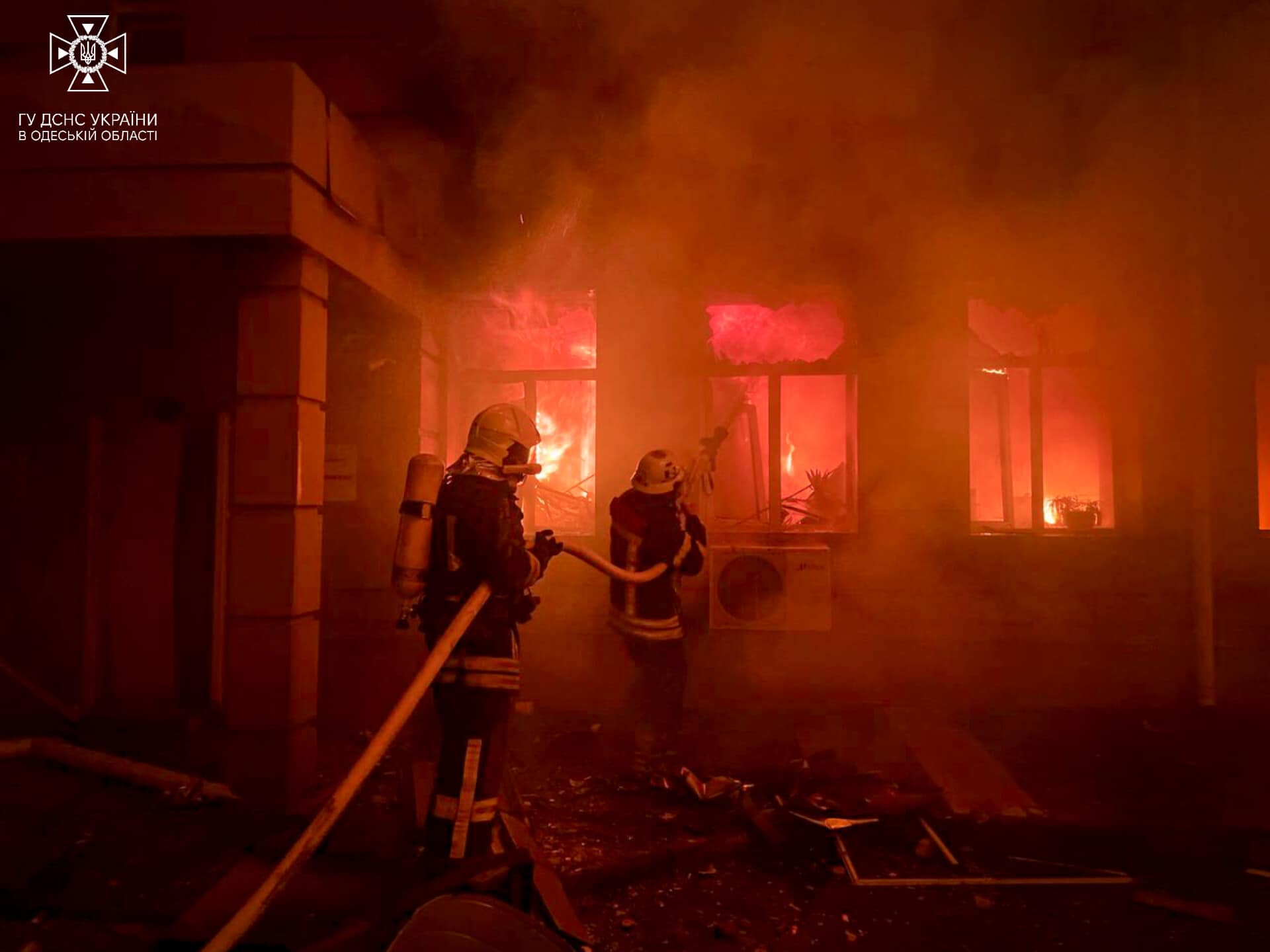 Спасатели показали, как тушили пожар после ракетного удара по Одессе: видео — фото 3