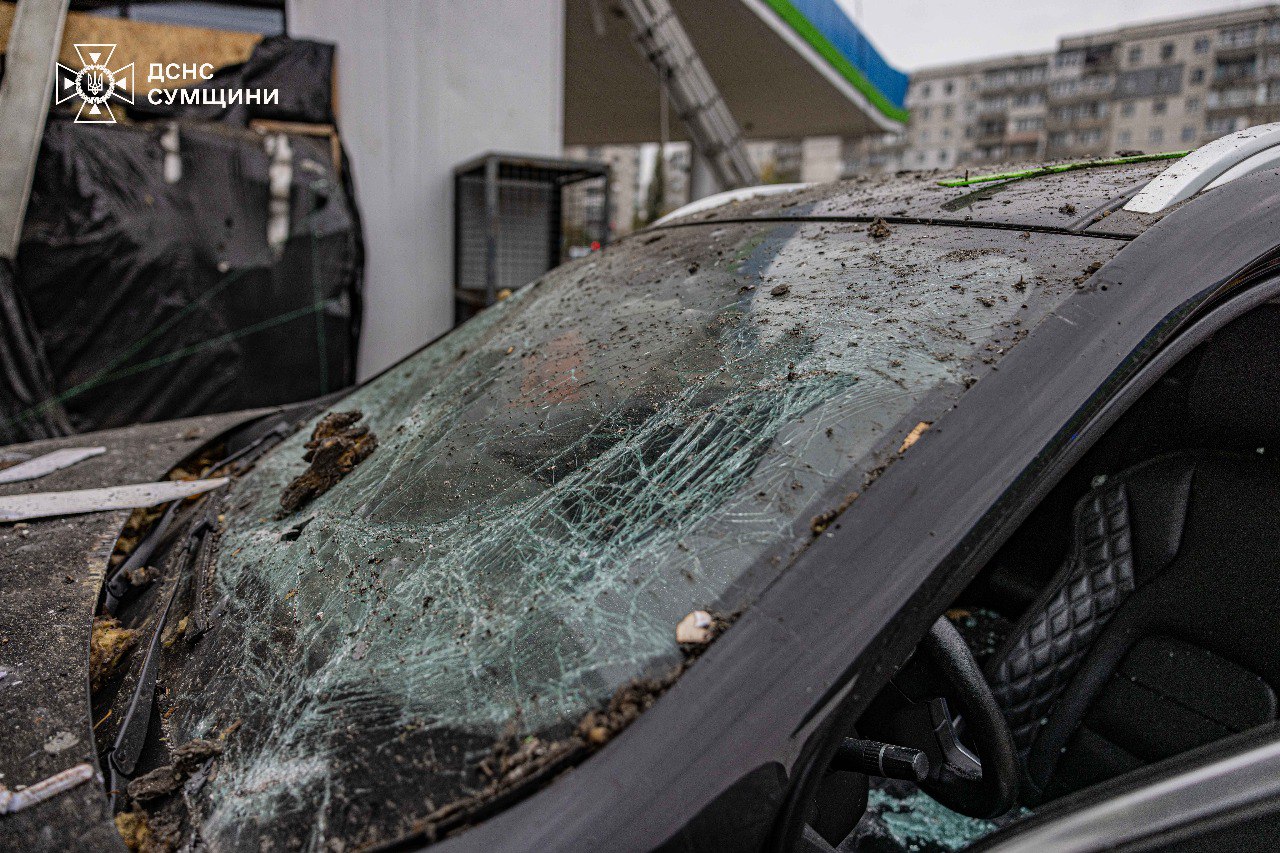 Рятувальники показали наслідки обстрілу Сум — фото 3