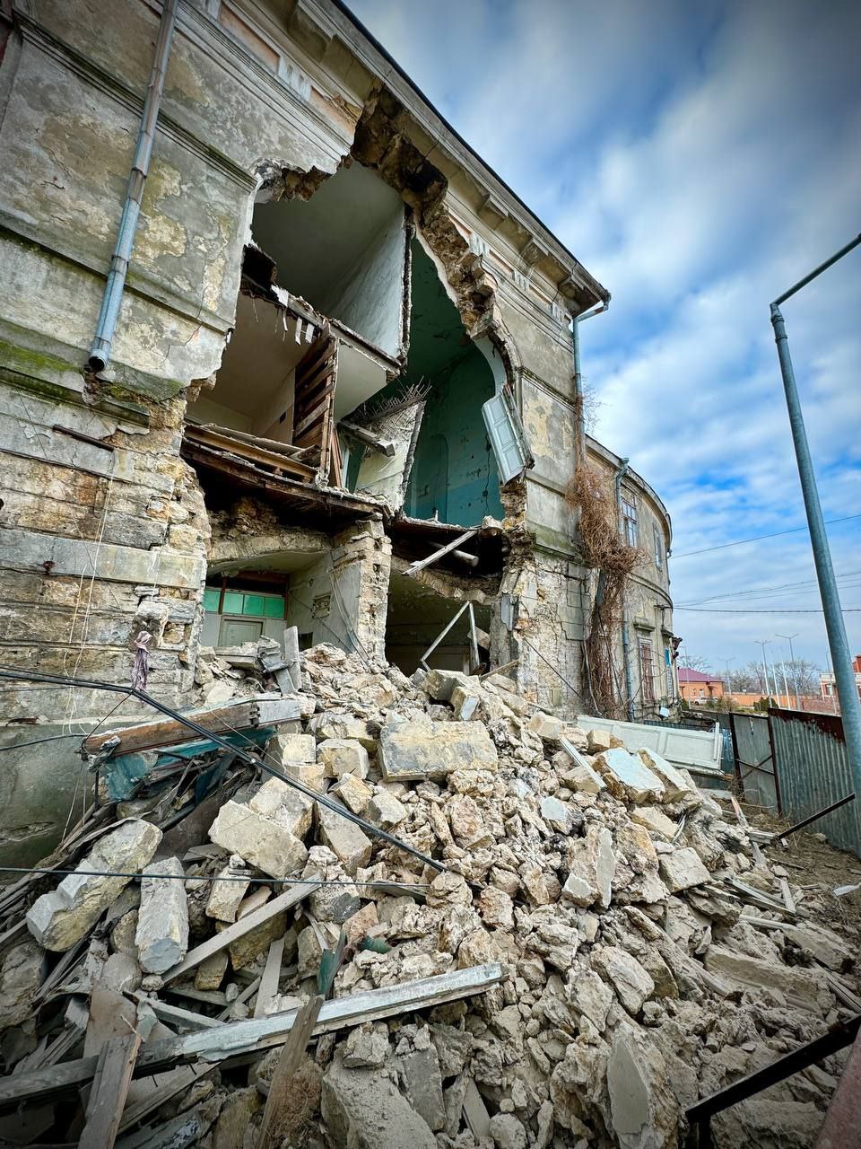 В Одессе обрушилась стена инфекционной больницы - памятника архитектуры национального значения: фото — фото