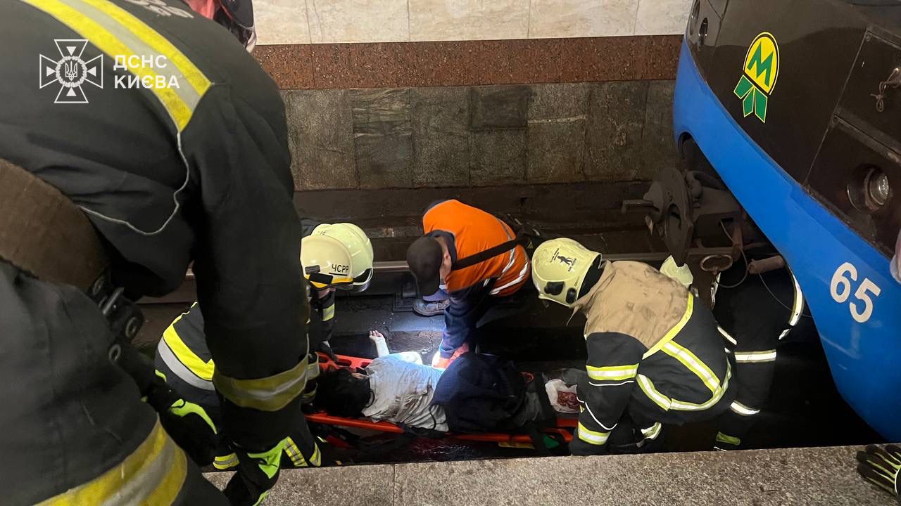 В киевском метро погибла женщина: она попала под поезд (фото) — фото 1
