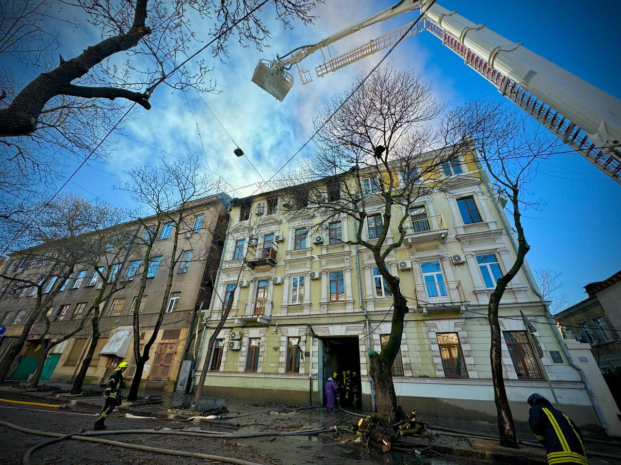 В Одесі рятувальник загинув під час гасіння потужної пожежі у самому центрі міста: фото — фото 3